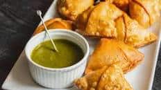 Aloo Samosa (Samosa Stuffed With Spiced Potato and Peas)