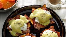 Creamy Pesto ‘n Bacon Eggs Benedict