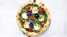 Pizza au pesto vert et au fromage de chèvre