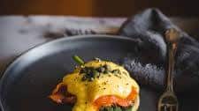 Smoked salmon eggs benedict recipe with hollandaise sauce