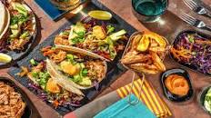 Tacos au poulet et pommes de terre au kimchi avocat, salade de chou & carotte et cheddar