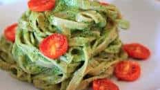 Tagliatelle con pesto e pomodorini arrostiti