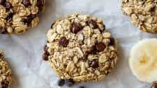 3-Ingredient Banana Oatmeal Cookies (with chocolate chips!)