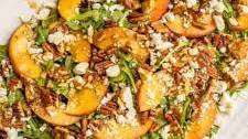 Arugula salad with peaches, pecans and goat cheese