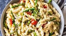 CREAMY GARLIC PASTA WITH VEGGIES