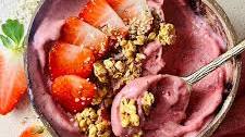 Creamy Strawberry Smoothie Bowl