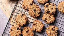 Crunchy Oatmeal Raisin Cookies