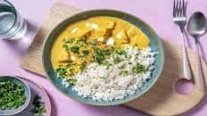 Curry vegan Sri Lanka di tofu bio e riso con latte di cocco, pomodoro e coriandolo