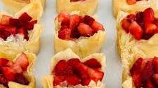 Mini Strawberry Cheesecake Cups