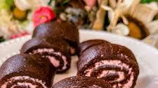 Paleo & Vegan No-Bake Chocolate Peppermint Rolls