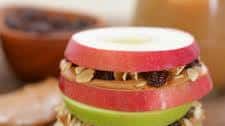 Snack Recipe: Apple Sandwiches with Honeyed Peanut Butter, Oats & Raisins