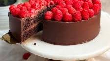 THE ULTIMATE CHOCOLATE RASPBERRY FUDGE CAKE RECIPE