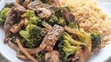 30-Minute Healthy Beef and Broccoli Stir Fry with Ginger (One Pan)