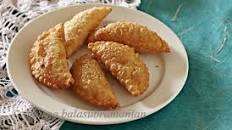 A Week Of An Indian Christmas – Day #7 : Nevries/ Nevreos/ Neurios (Half Moon Shaped Sweet Puffs Filled With Coconut And Semolina)