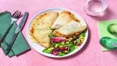 Cheesy quesadillas au poulet & maïs avec des épices mexicaines & de la salade