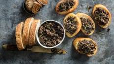 Crostini à la tapenade d'olives noires