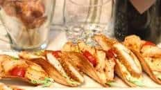 Mini Tacos di piadina low-carb con pollo gratinato e gamberi