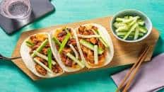 Mini tacos all'orientale con pollo e zenzero cetrioli e coleslaw aromatica al sesamo
