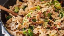 Spicy Sun-Dried Tomato and Broccoli Pasta