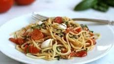 30-Minute Fresh Tomato Mozzarella and Crushed Black Peppercorn Spaghetti