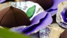 Bombom de Chocolate em Formato de Concha com Detalhe de Flor Roxa