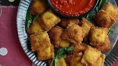 CRISPY SPINACH & RICOTTA RAVIOLI WITH MARINARA SAUCE