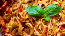Chicken Fettuccine with Sun-Dried Tomatoes and Mushrooms