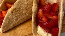 Cinnamon Strawberry Cheesecake Dessert Tacos