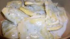 Mezze lune ripiene di pesto, patata e mozzarella