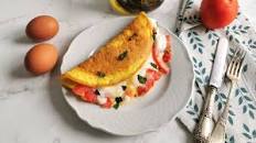 Omelette caprese: la ricetta del secondo piatto estivo semplice e delizioso