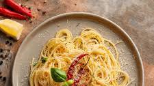 Pasta Aglio e Olio con Peperoncino e Basilico Fresco – Delizia Italiana a Casa
