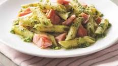 Penne con pesto alla genovese e salmone