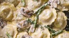 Quick & Easy Garlic Cream Sauce Ravioli with Asparagus and Mushrooms