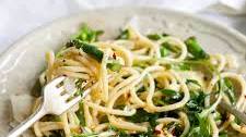 Recipe: Garlic Butter Pasta with Asparagus and Peas