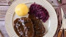 Rheinischer Sauerbraten mit Rotkohl und Kartoffelklößen