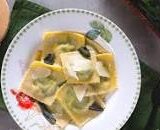 Ricotta and spinach ravioli with butter and sage