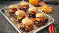 Slider Burger mit Cheddar und Chips