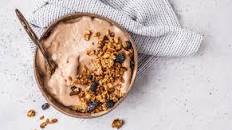 Smoothie bowl con banana, latte di cocco, crema di nocciole e granola