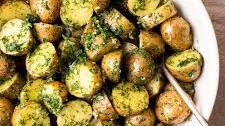 These 4-Ingredient Garlicky Potatoes Are My Favorite Spring Side Dish