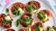 Baked scallops with tomato, garlic and herbed breadcrumbs