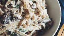 creamy vegan mushroom fettuccine alfredo