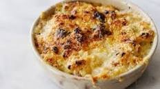 Macaroni cheese with basil and garlic
