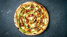 Pizza con pesto di basilico e pomodori freschi