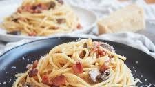 Spaghetti alla carbonara with mushrooms