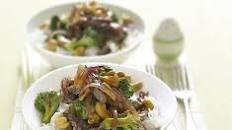 Stir-fried beef with cashews and broccoli