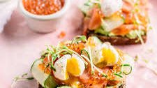 ULTIMATE SMOKED SALMON AND AVOCADO BREAKFAST TOAST