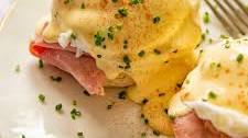 Eggs Benedict with Easy Hollandaise Sauce