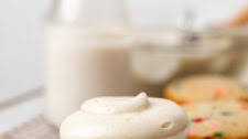 How To Make PIPEABLE Vegan Cream Cheese Frosting (Finally!)