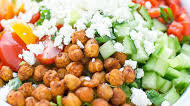 MEDITERRANEAN SALAD WITH SPICY ROASTED CHICKPEAS