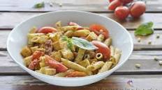 Pasta integrale con tofu pomodorini e pesto